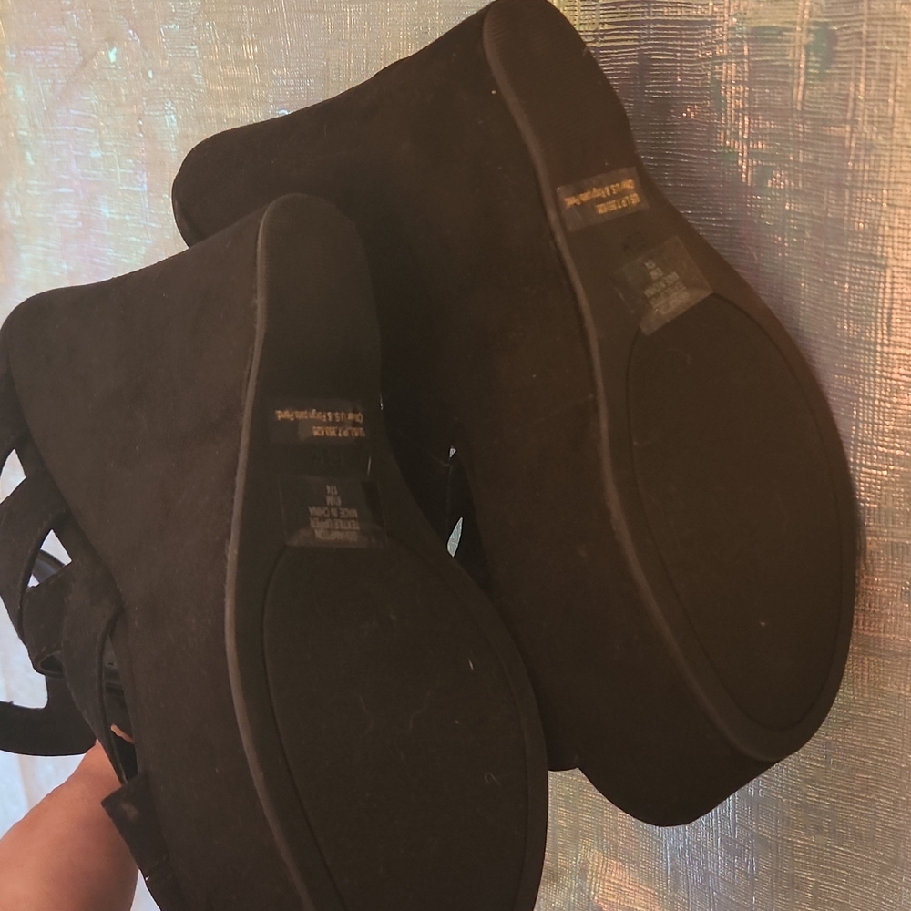 Nwob guess suede wedge size 6.5 - Picture 6 of 6